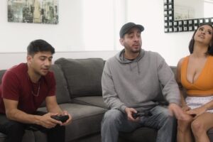 امرأة شابة سمراء تبدأ سراً في ممارسة الجنس مع صديق زوجها