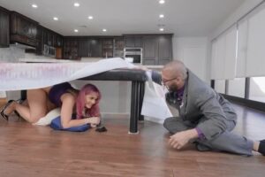 الربة المنزلية السمينة تجهز الخادمة لكي يضاجعها زوجها